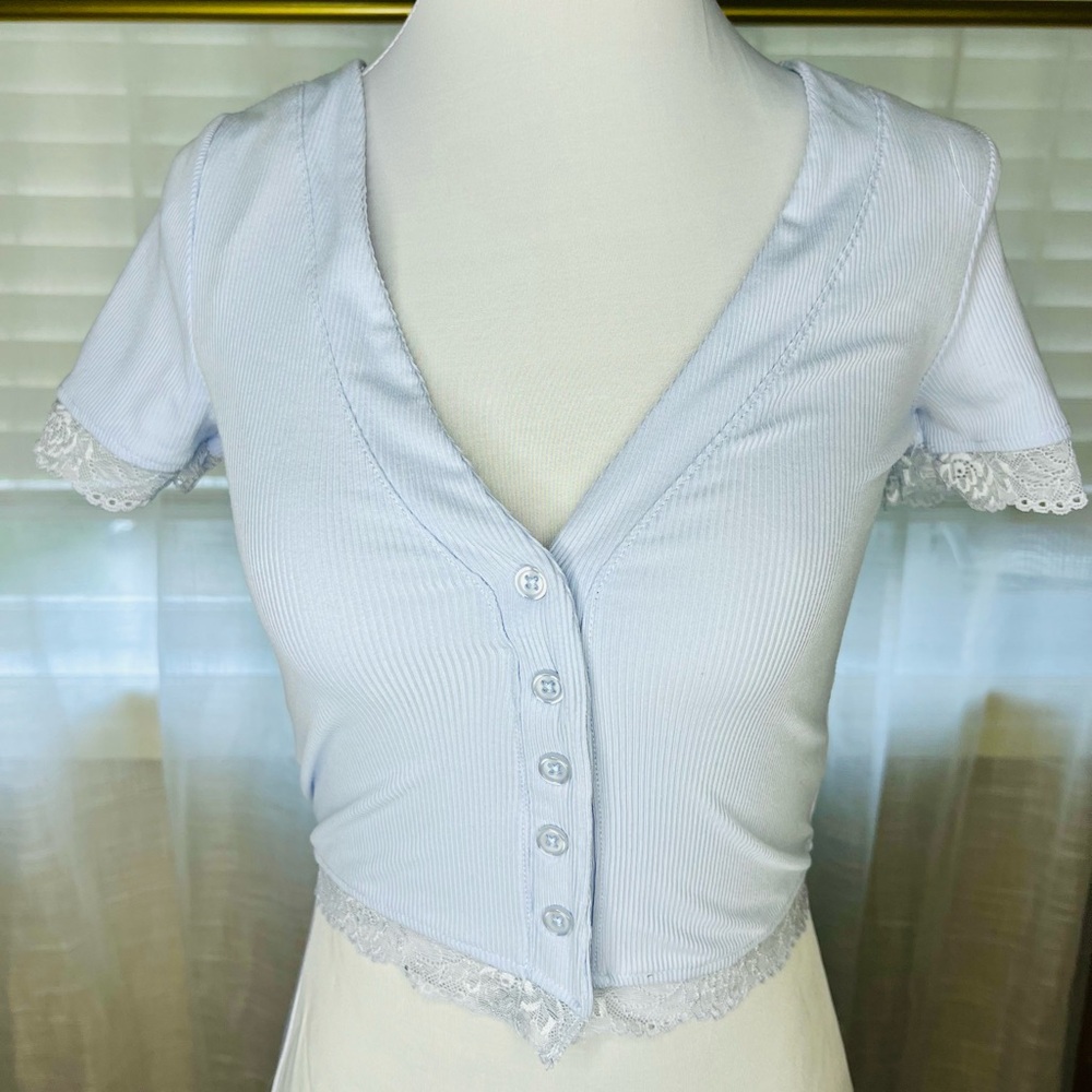 Forever 21 Cropped Cardigan V Neck Ribbed Shirt in White in Sz S with Lace Trims